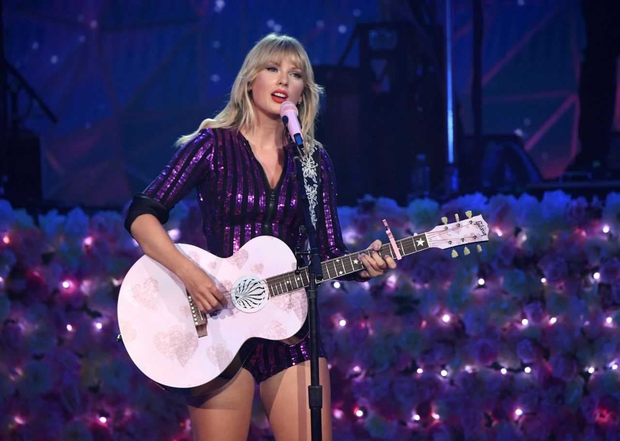 Taylor Swift performs at Amazon Prime Day Concert 2019-RitzyStar