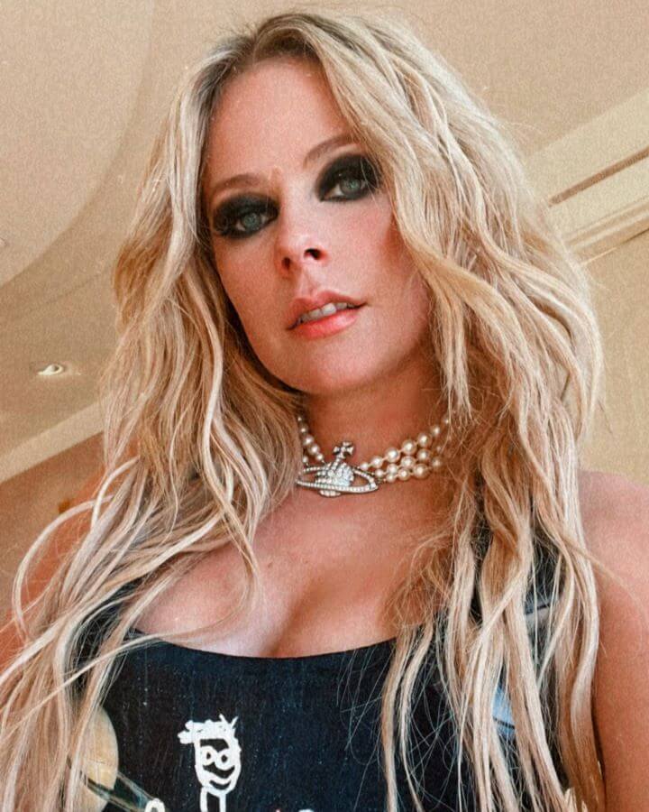 Avril Lavigne ~  Biography, Birthday, Age, Boyfriend, Husband, Affair, Family, Net Worth, Body Measurements