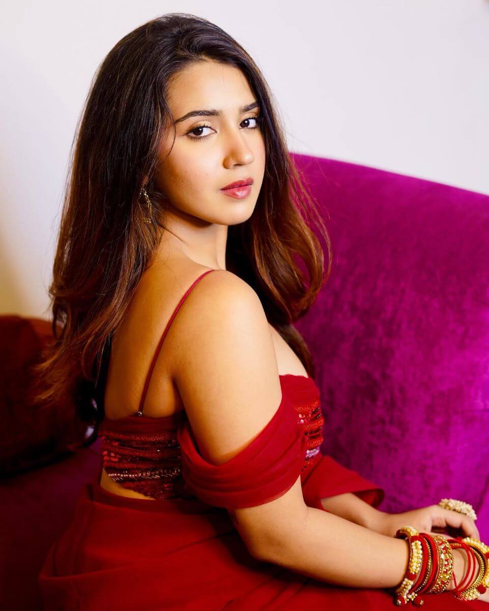 Roshni Walia ~ Biography, Birthday, Age, Boyfriend, Husband, Affair, Family, Net Worth, Body Measurements